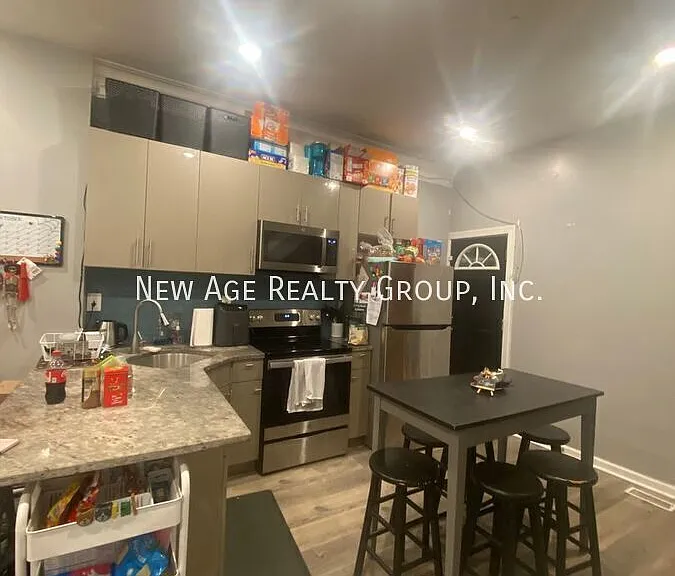 1717 Fontain St — Photo 3