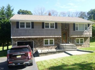 39 Quarry Ridge Rd, Clinton, NJ 08809