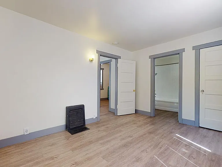 1127 Bell St — Photo 6