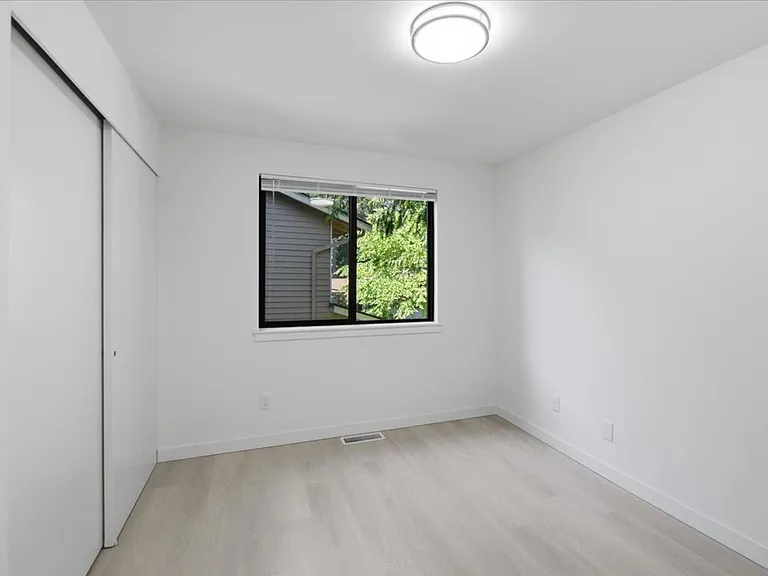 12017 NE 68th Pl — Photo 13