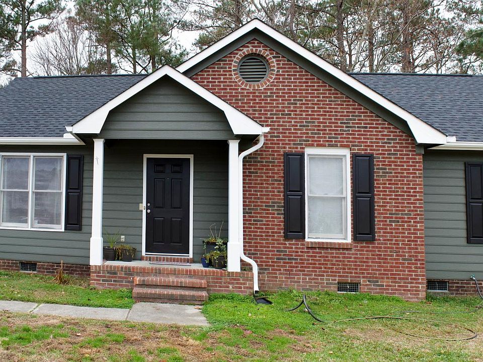 Front exterior of home. Note that this photo was taken shortly before the new fence was installed.