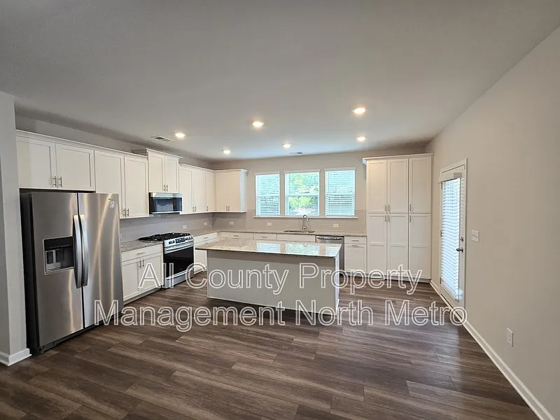 3 bed, 3.5 bath, 2688 sqft, $2,950 — Photo 3