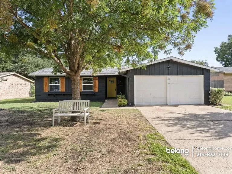 819 Wateka Way — Photo 1
