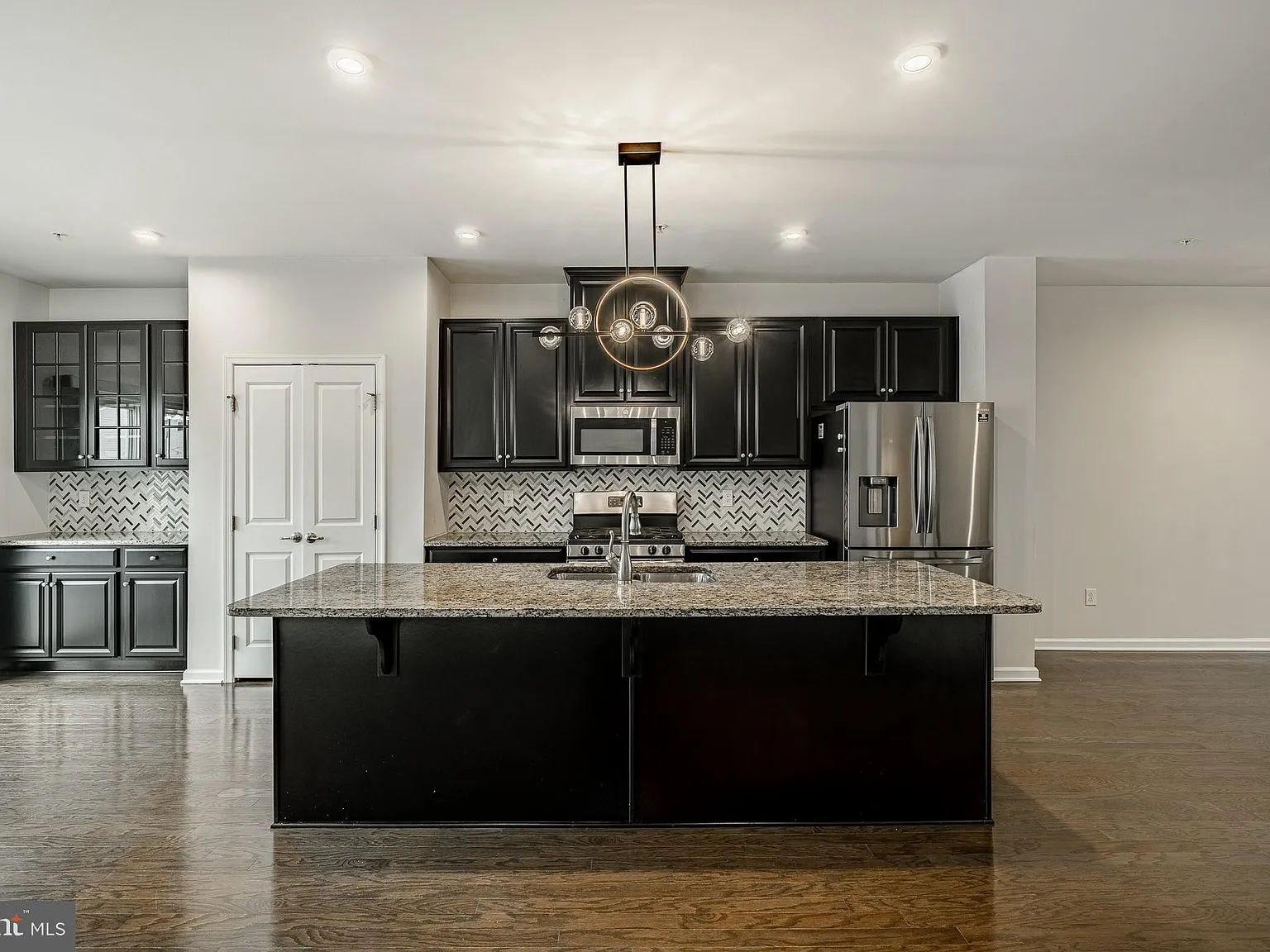 3 bed, 2.5 bath, 2020 sqft, $3,400 — Photo 4