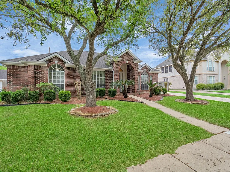 1915 Crescent Oak Dr — Photo 2