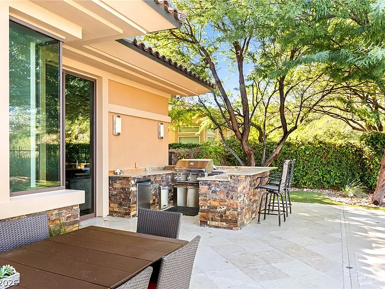 2 Castle Oaks Ct — Photo 54