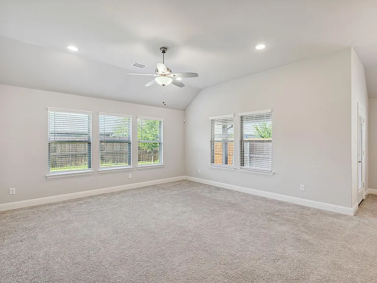 Spacious Living Area with 5 Windows