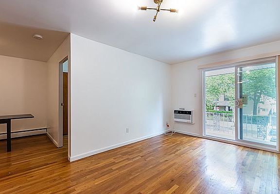4th image of 14468 Roosevelt Ave Floor 2