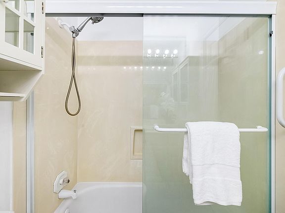 4th image of 7053 Rainbow Dr APT 6