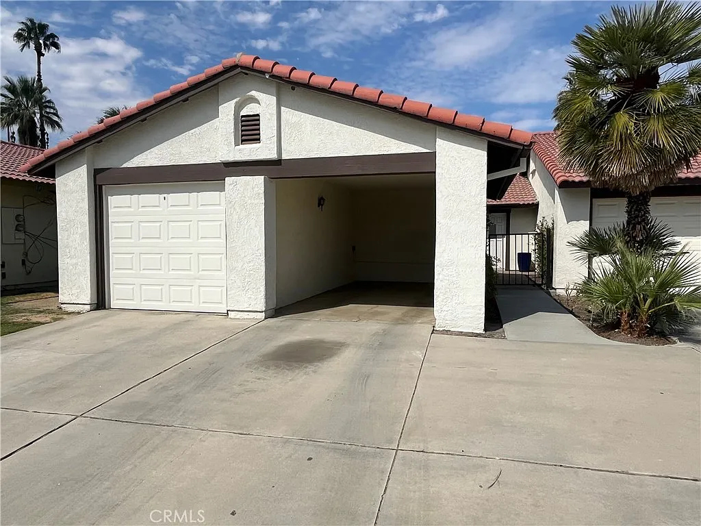 2 bed, 1054 sqft, $2,600 — Photo 1