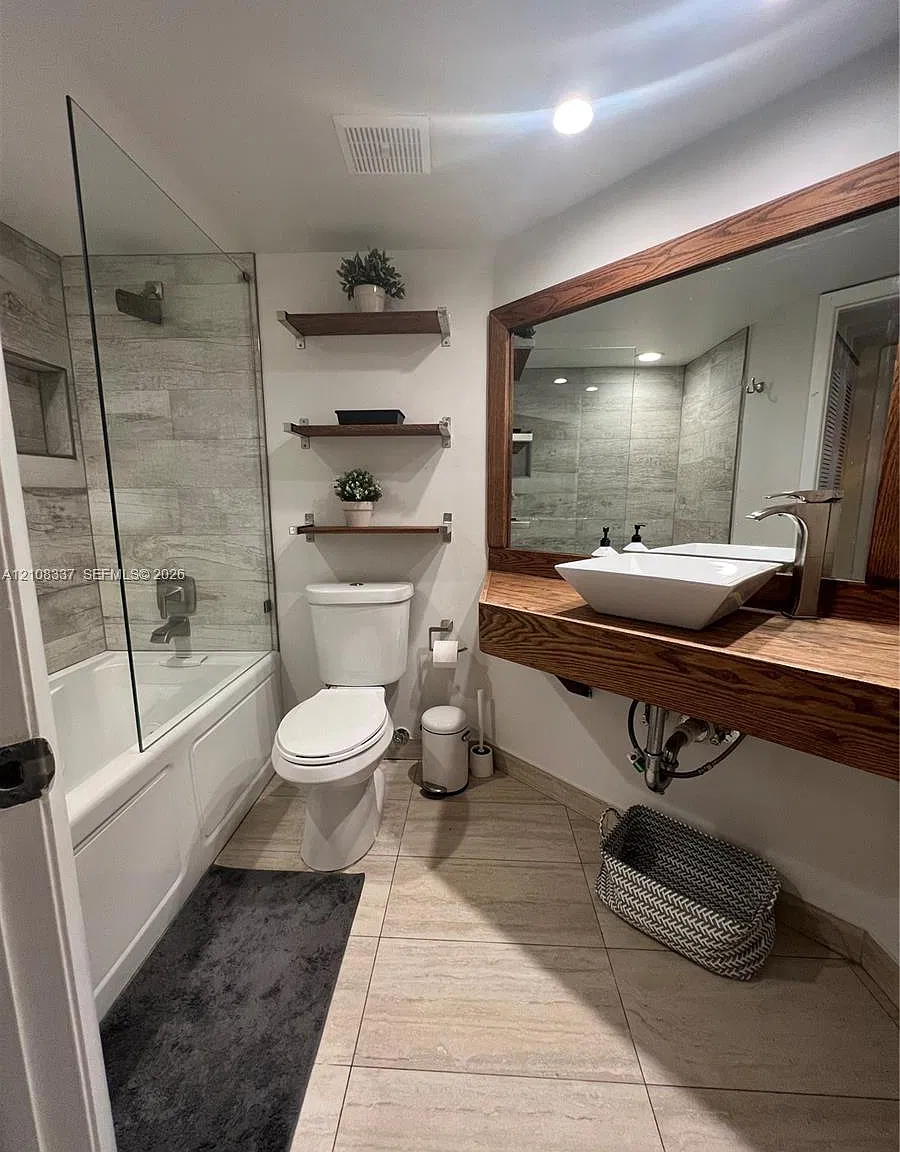 Courtyard Condominiums — Photo 4