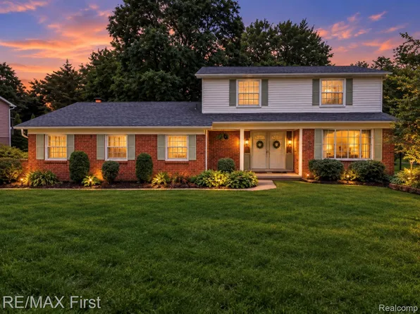 3856 Estates Dr, Troy, MI 48084