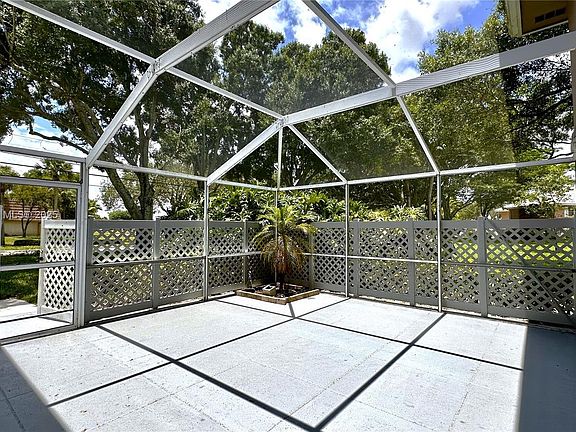 5th image of 3104 Kingston Ct #11D