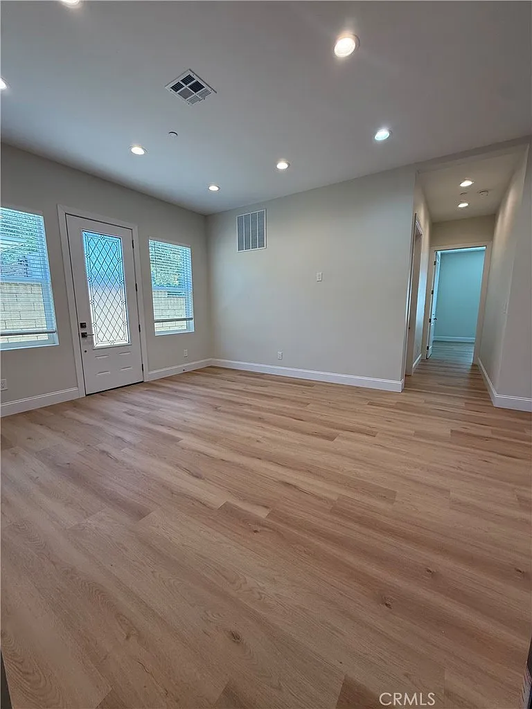 3 bed, 1180 sqft, $3,795 — Photo 2