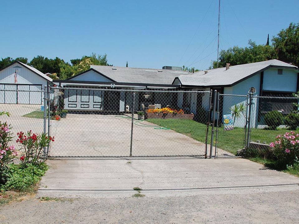 Huge yard, tons of parking, completely fenced.