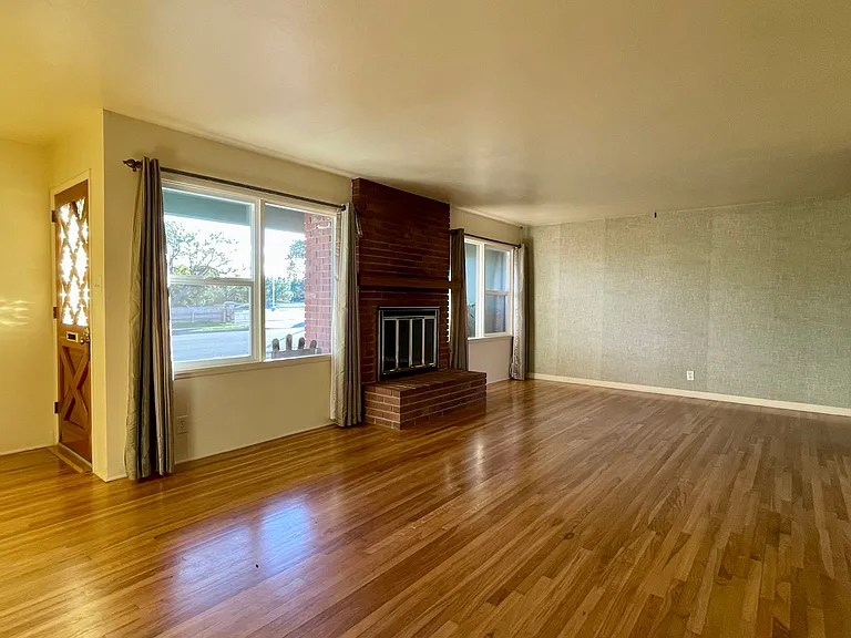 276 Daly Ave — Photo 2