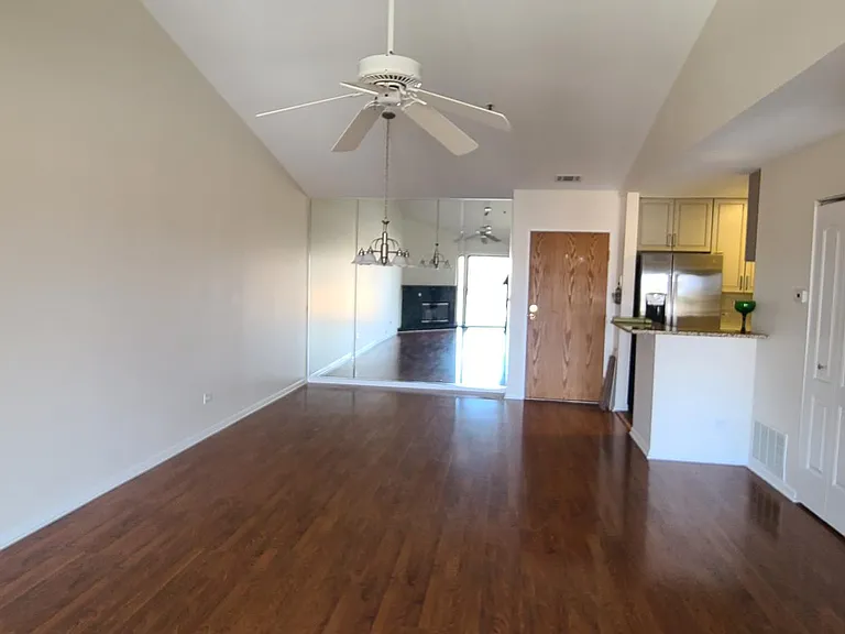 611 Hapsfield Ln #303 — Photo 2