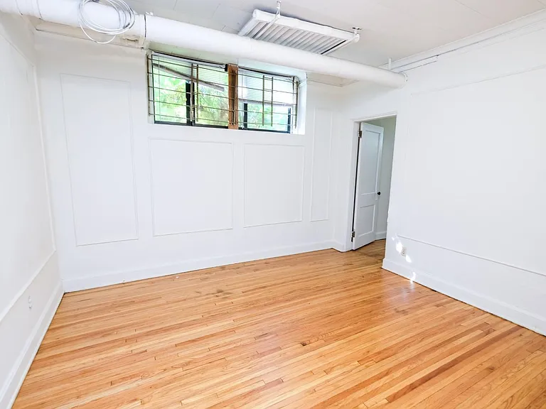 Yale Apartments — Photo 16
