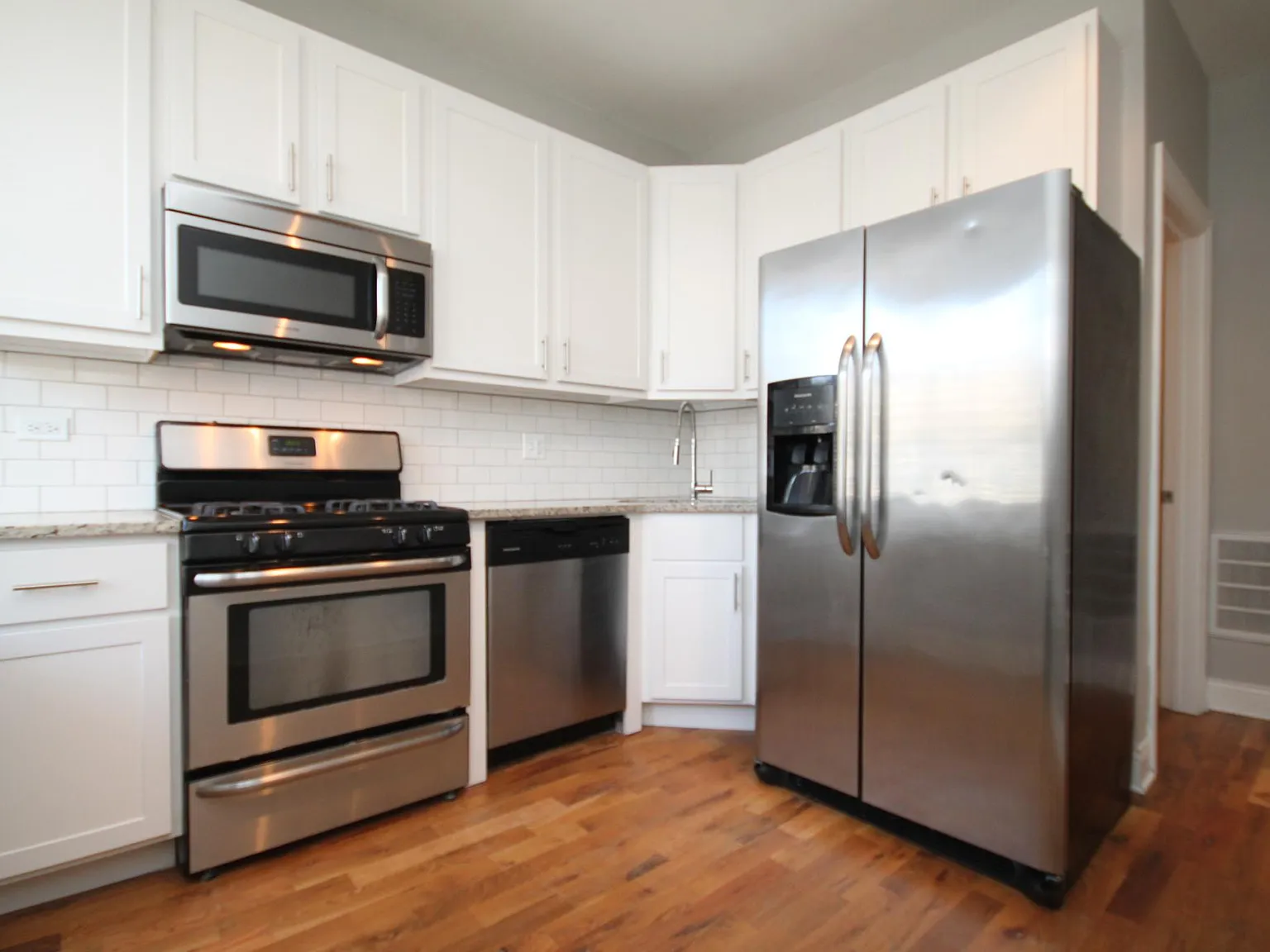 1414 W Montrose Ave — Photo 1