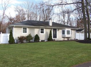 91 Ozone St, Manorville, NY 11949
