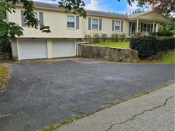 16 Brooks Farm Dr, Bristol, RI 02809