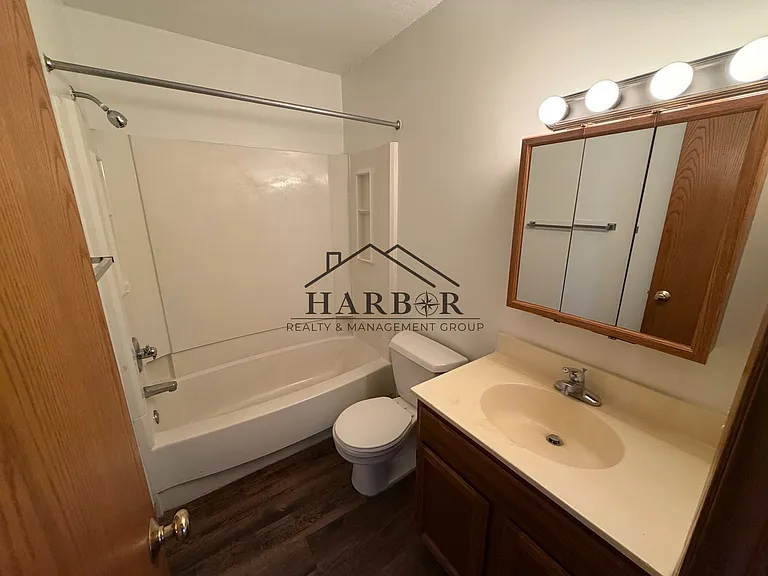 110 2nd Ave SE #102 — Photo 4