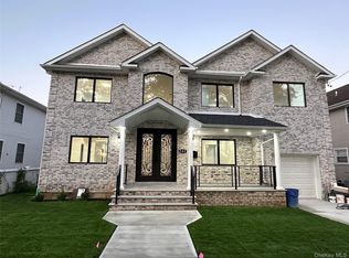 244 Andrews Rd, Mineola, NY 11501