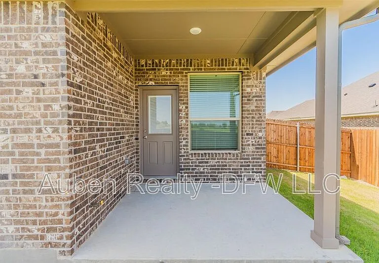 1343 Fox Hollow Rd — Photo 2