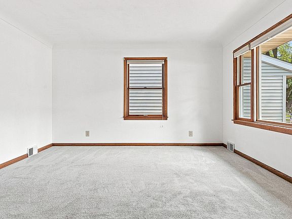 5th image of 563 Shryer Ave W