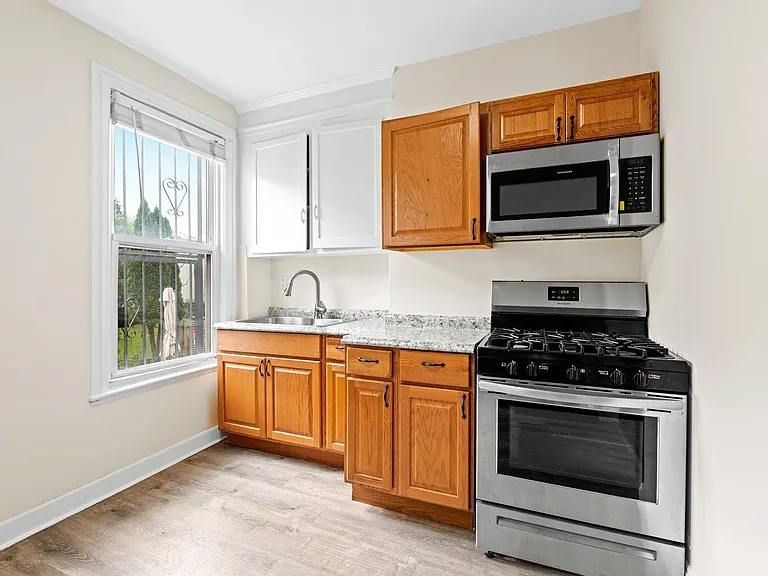 294 Clerk St #1 — Photo 4