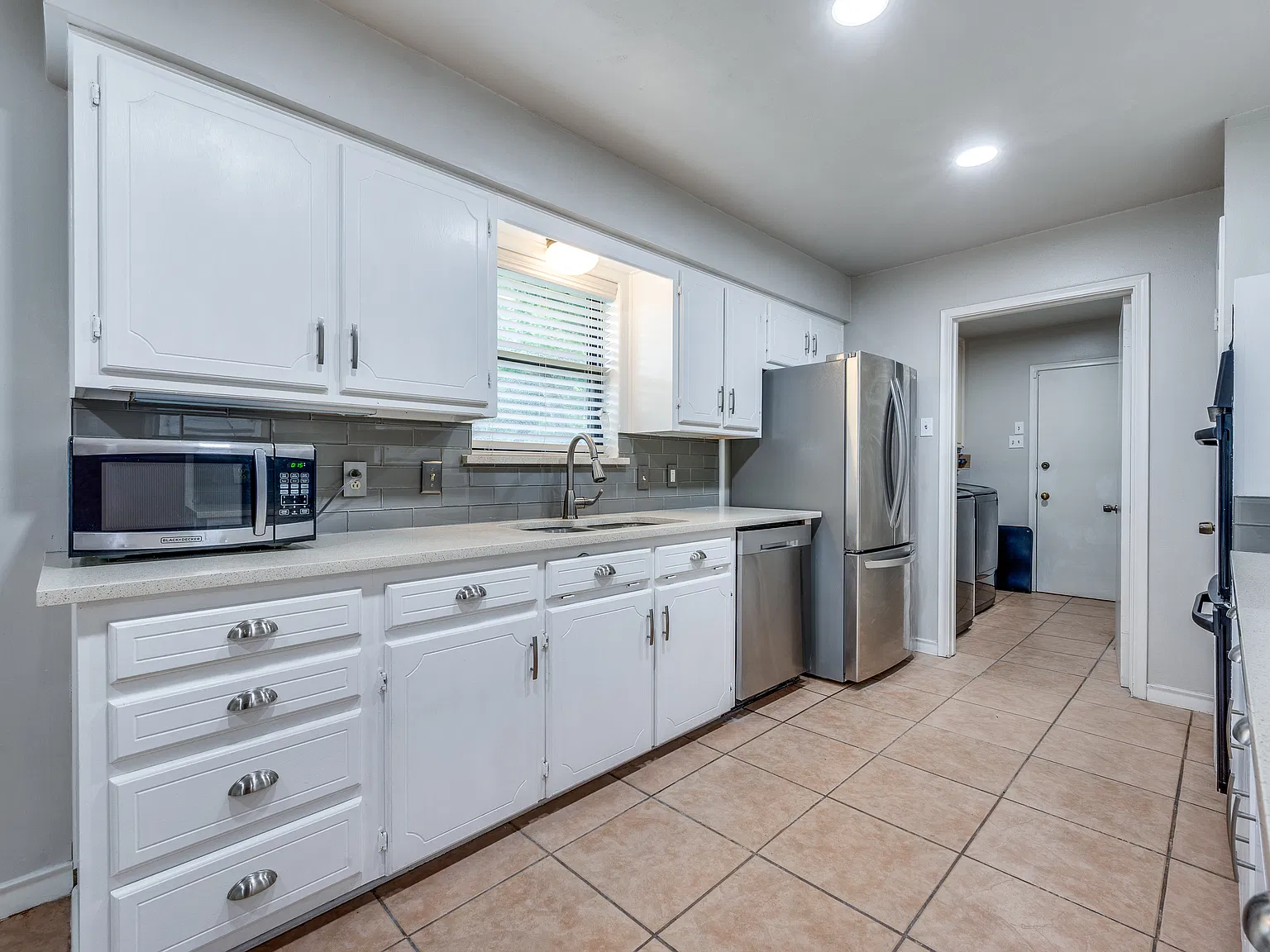 3 bed, 1979 sqft, $3,250 — Photo 4