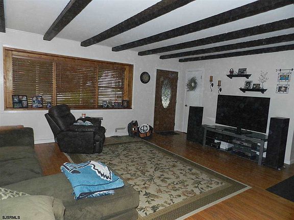 4th image of 142 Hobart Ave