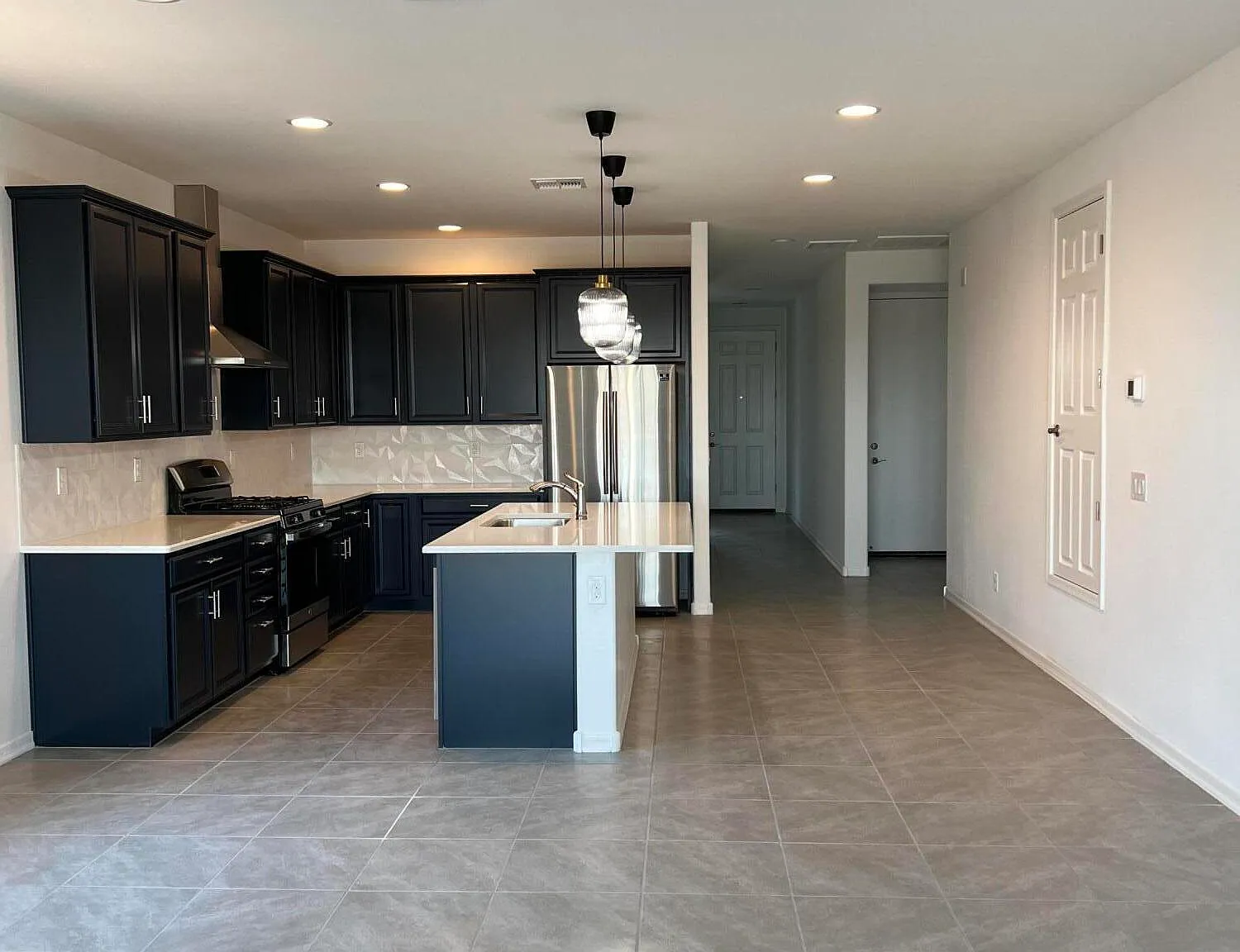 5 bed, 2090 sqft, $2,750 — Photo 3
