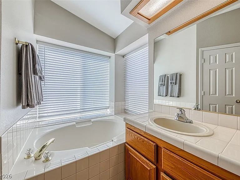 8421 Honeywood Cir — Photo 13