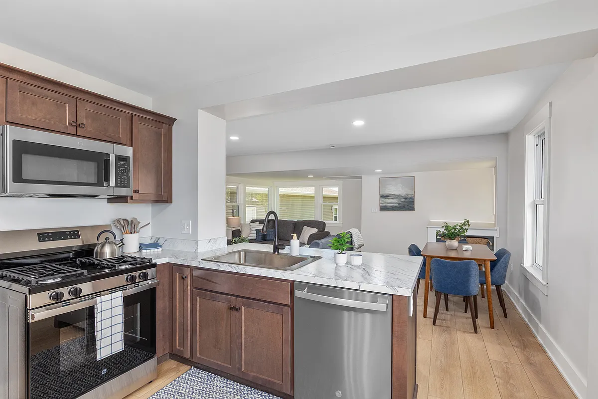 1836 Lakeshore Dr — Photo 2