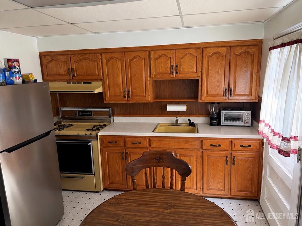 2nd image of 219 Victory St