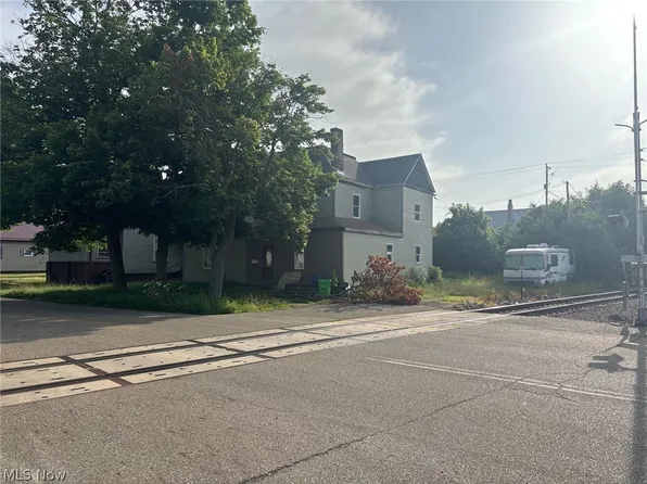 405 N Uhrich St, Uhrichsville, OH 44683