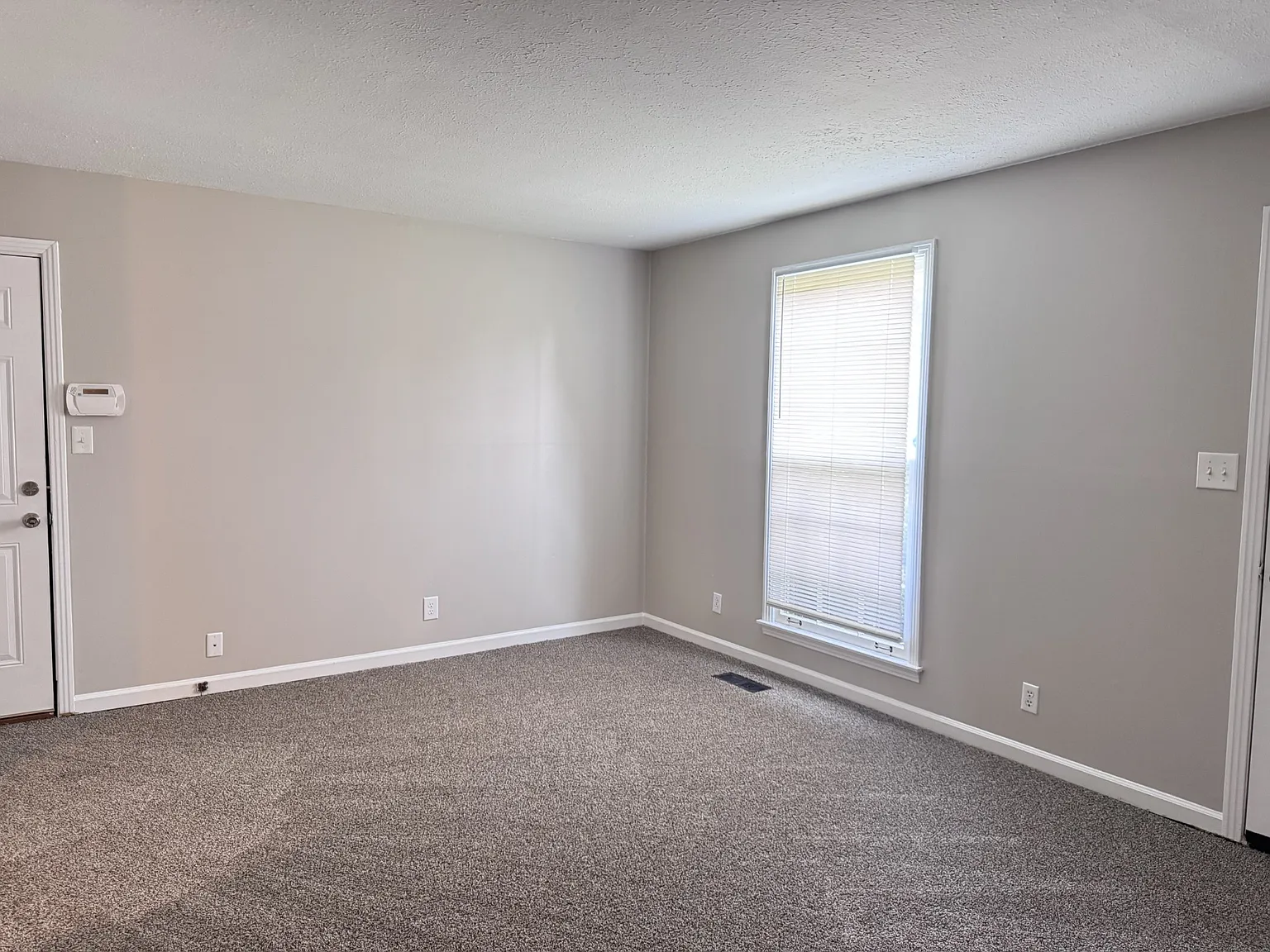 3 bed, 1.0 bath, 1025 sqft, $1,275 — Photo 3