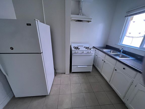 5th image of 800 S Normandie Ave #210