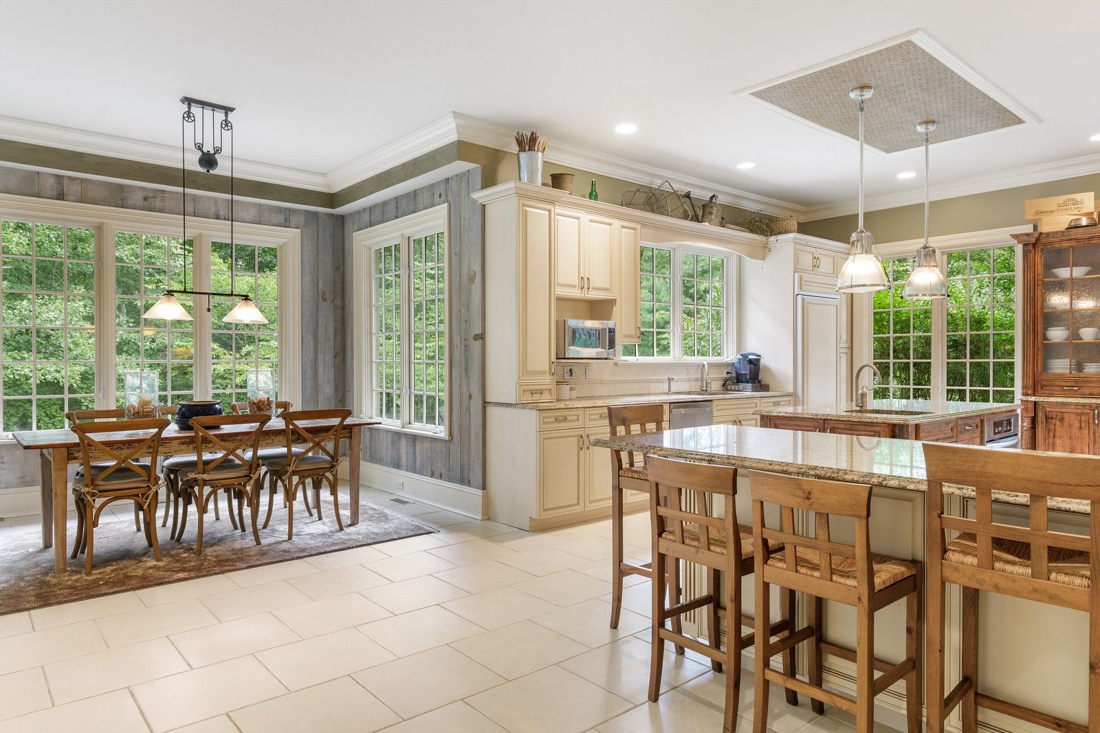  BREAKFAST ROOM, KITCHEN, OUTDOOR GRILLING AREA