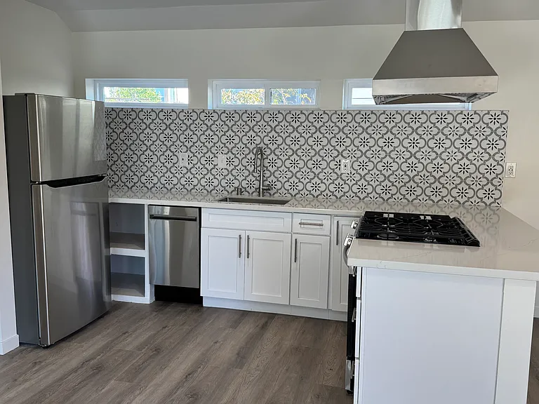 428 Everett St — Photo 2