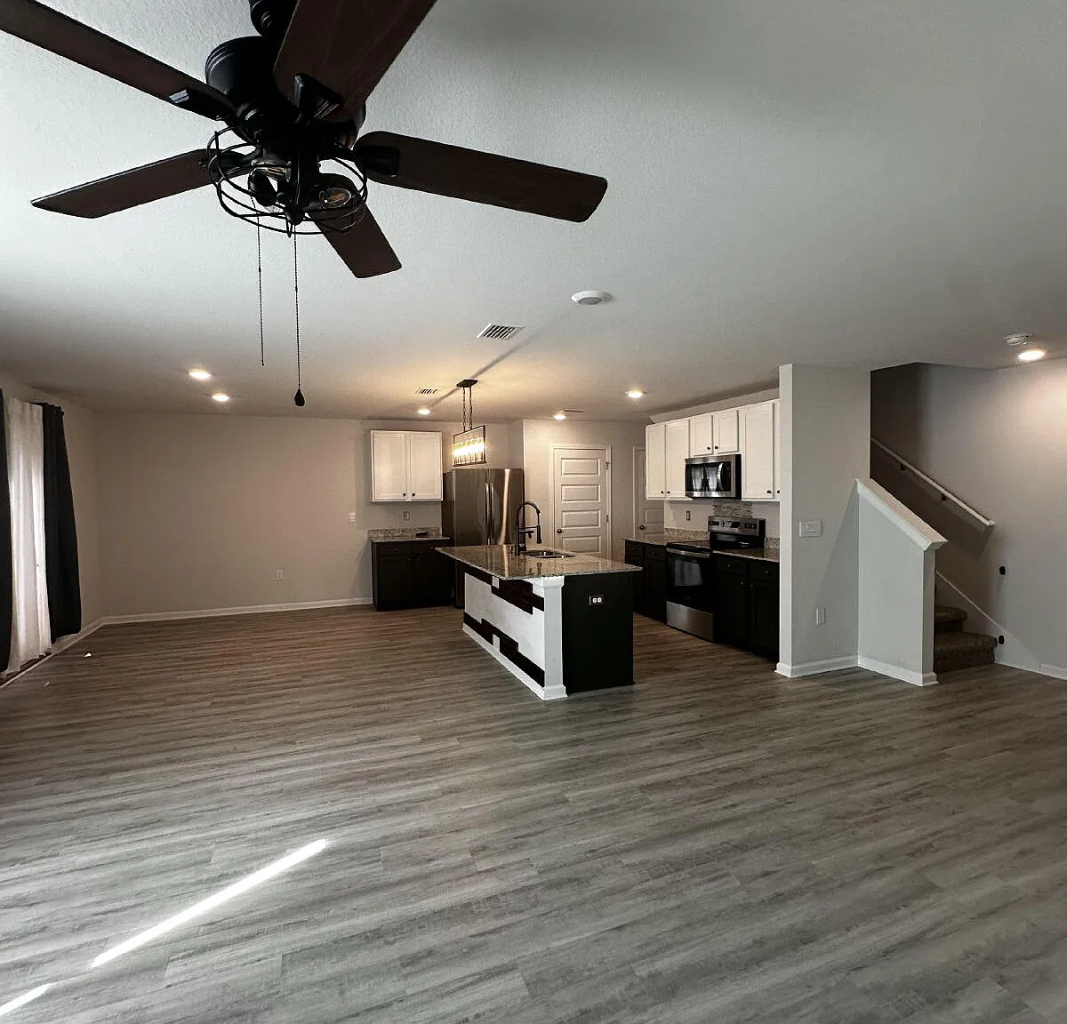 4 bed, 2.5 bath, 1975 sqft, $2,300 — Photo 4