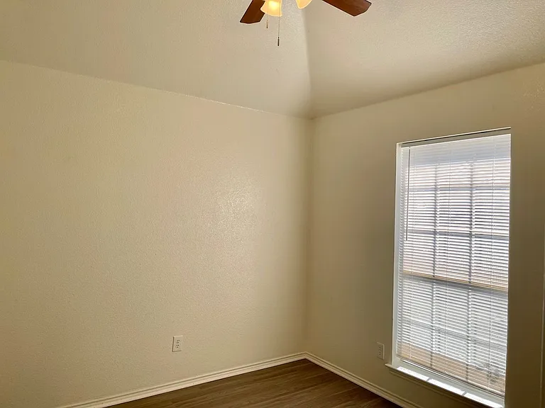 517 Meadowcrest Dr — Photo 9