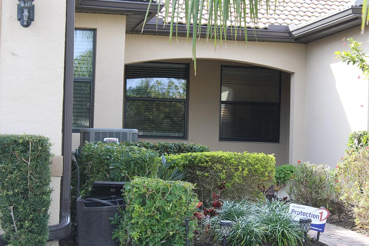 Beautiful landscape to entry - 18891 Lanuvio St