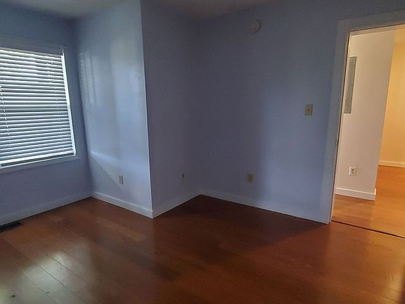 3rd image of 800 Meadowview Dr APT 4