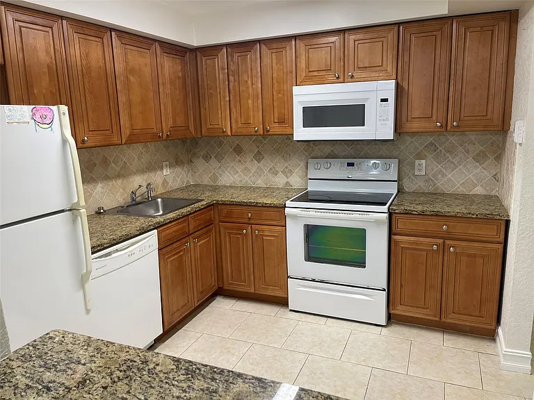 770 SE 2nd Ave #E106 — Photo 4