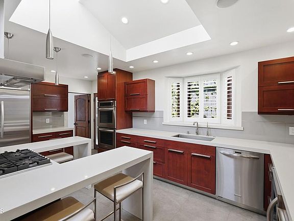 4th image of 2303 Hillhurst Ave