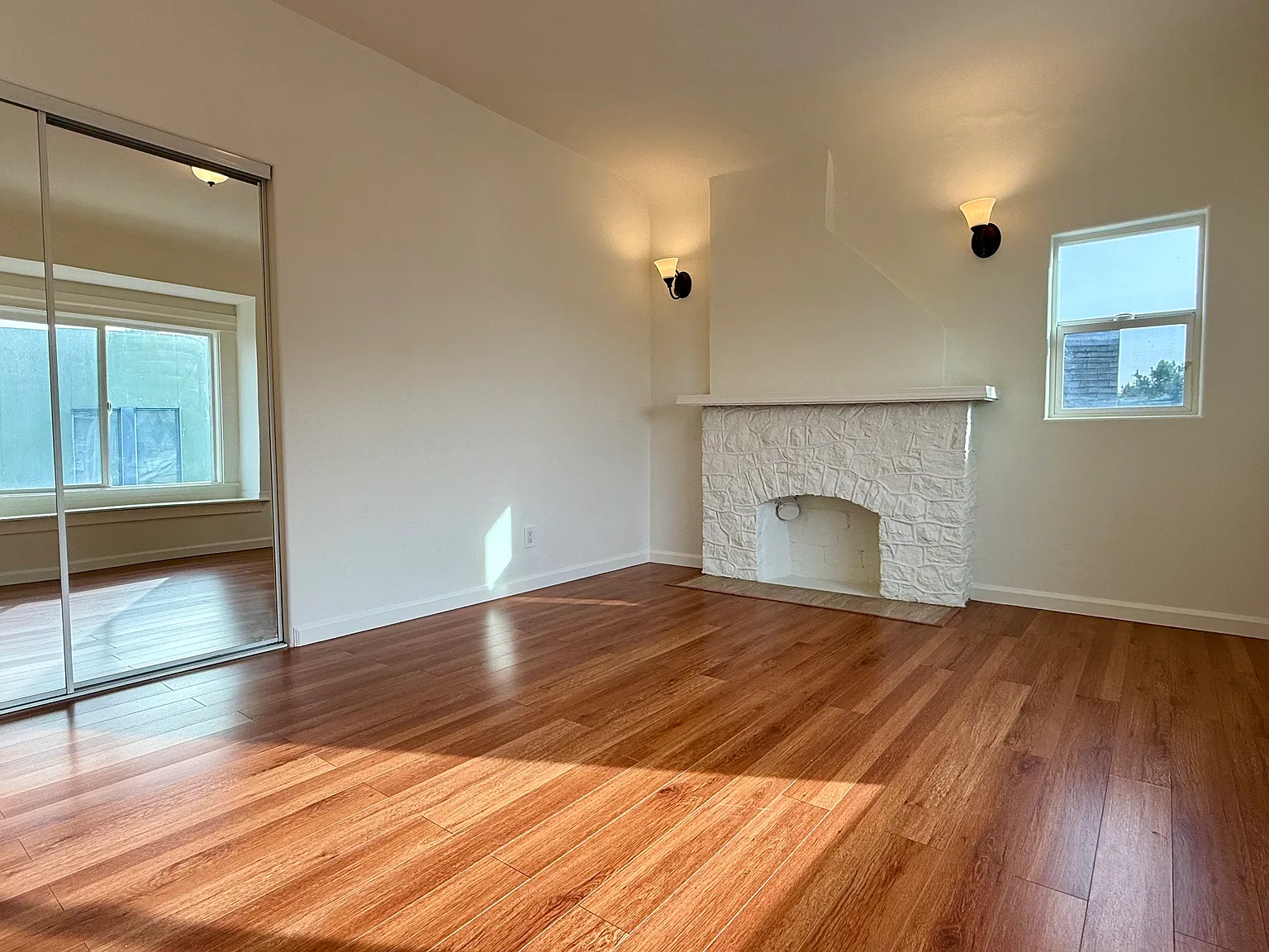 3842 Woodlawn Ave — Photo 2