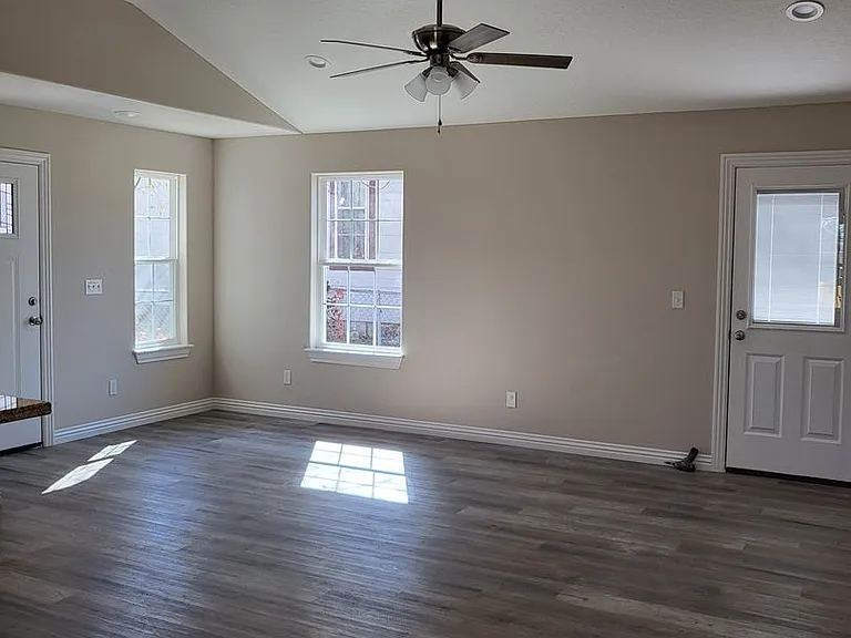614 N Webb St — Photo 3
