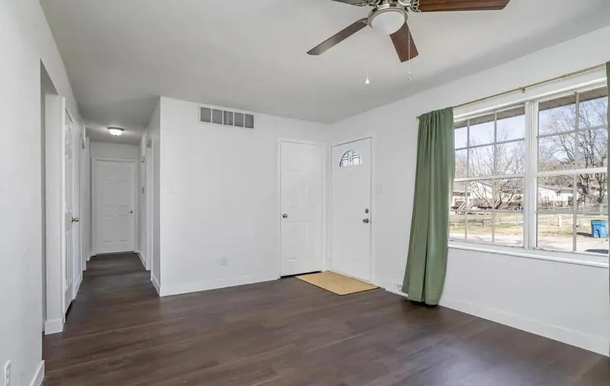 1335 Grandview Dr — Photo 3